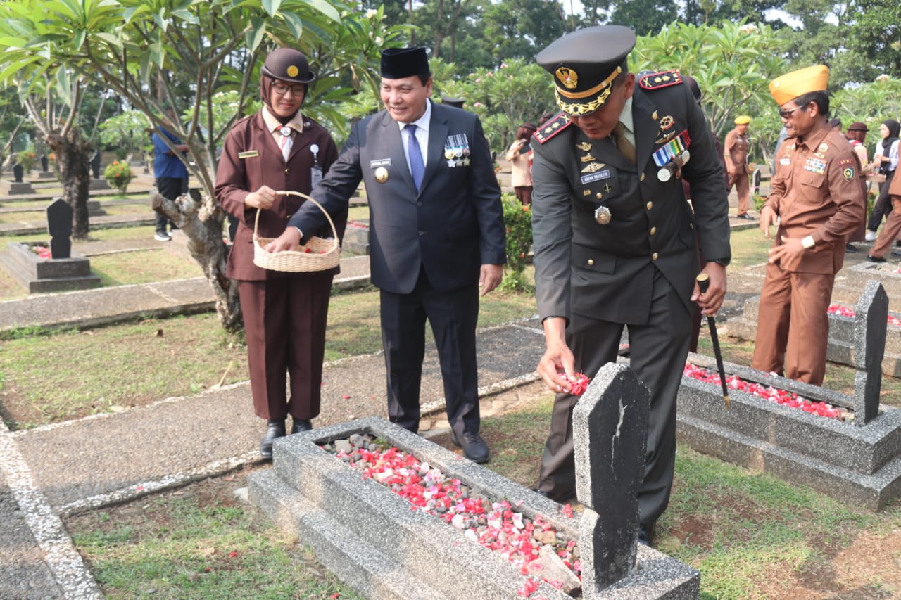 Kegiatan ziarah nasional di Taman Makam Pahlawan Pondok Rajeg Cibinong pada Sabtu (9/11/2024) dalam rangka Hari Pahlawan.