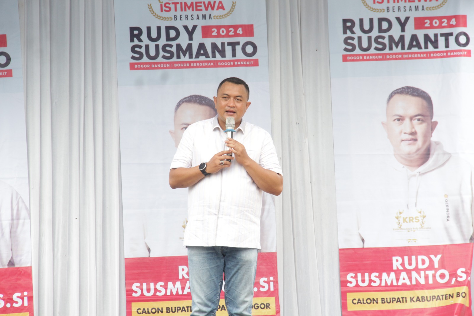 Cabup Bogor Rudy Susmanto saat kampanye di halaman rumah Presiden Prabowo Subianto di Hambalang.