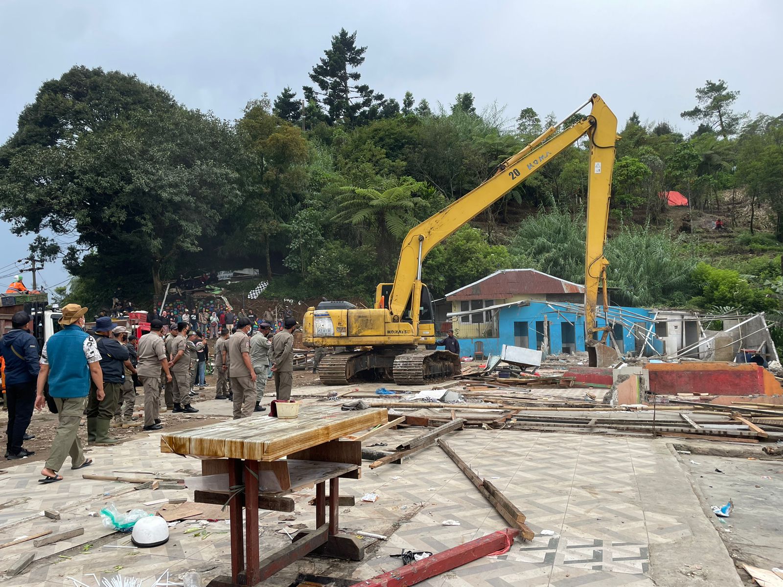 Pembongkaran lapak PKL termasuk di Warpat Puncak Bogor oleh pemerintah.