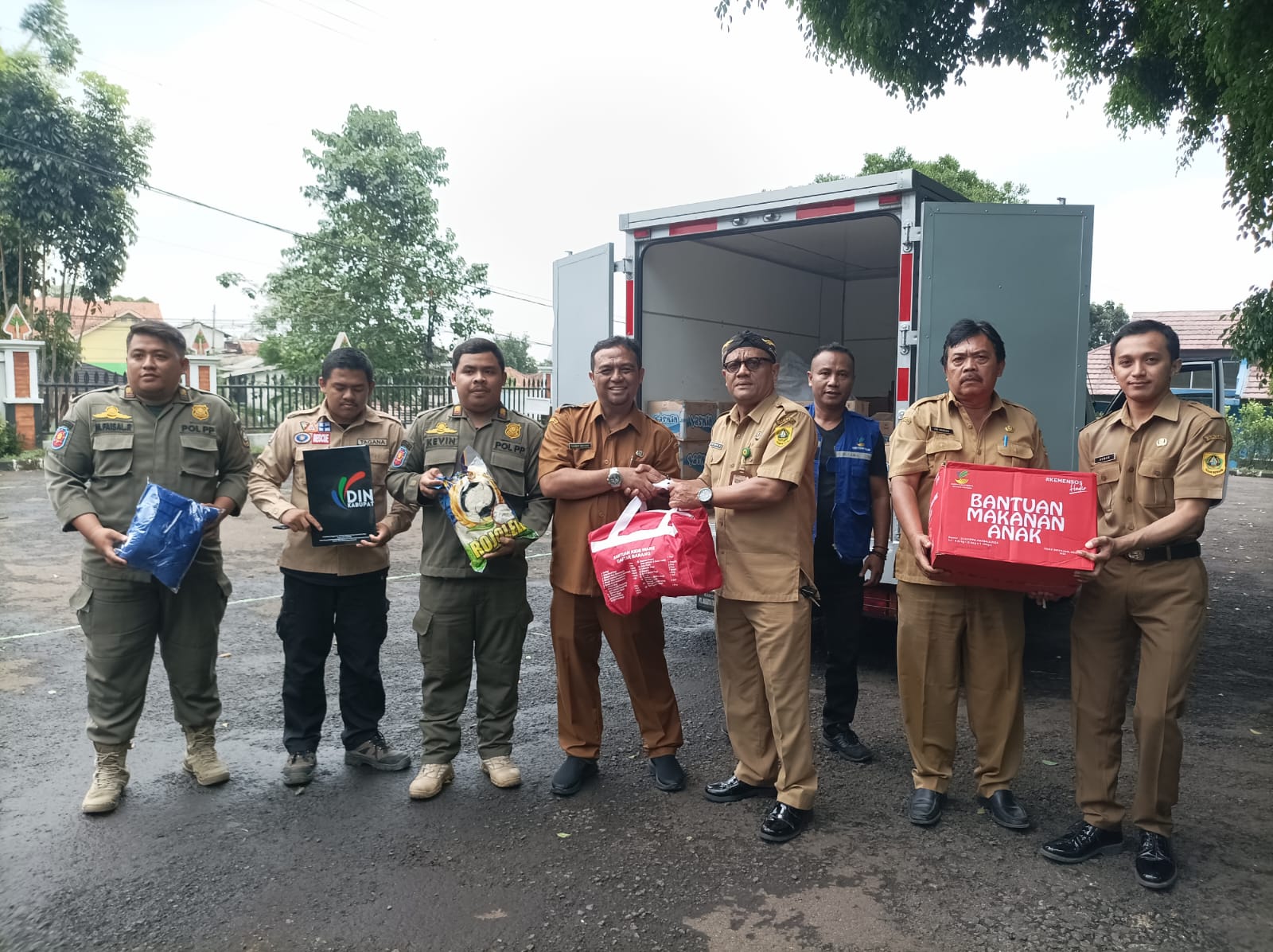 Dinas Sosial Kabupaten Bogor menyerahkan bantuan bagi warga terdampak bencana imbas cuaca ekstrem di wilayah Tamansari.