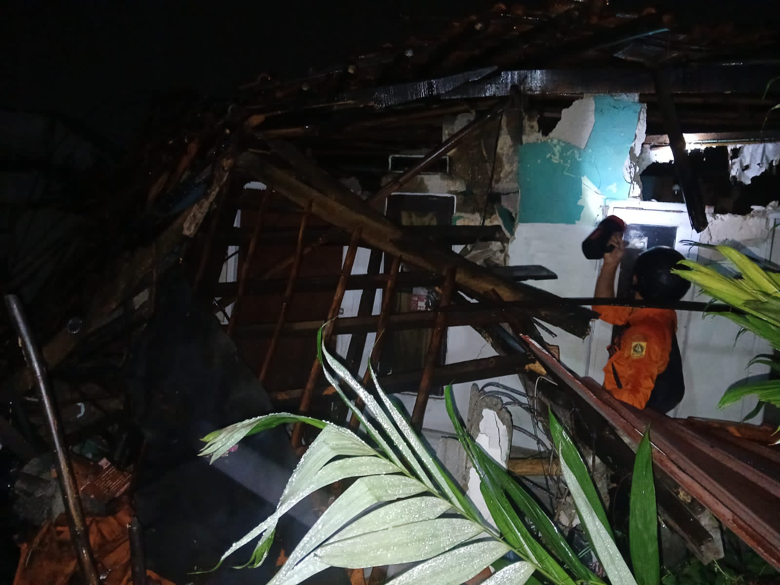 Rumah warga Bogor yang ambruk akibat hujan deras disertai angin kencang.
