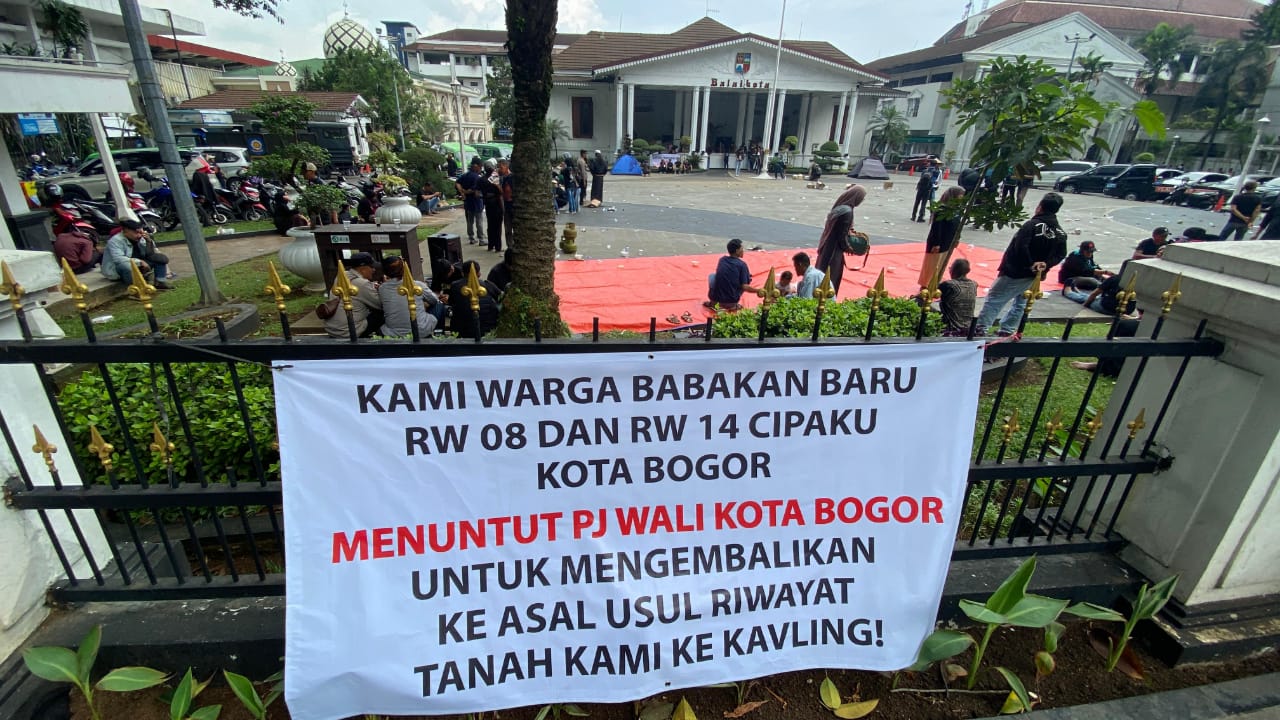 Tuntutan warga Babakan Baru Bogor yang demo di Balai Kota hari ini.