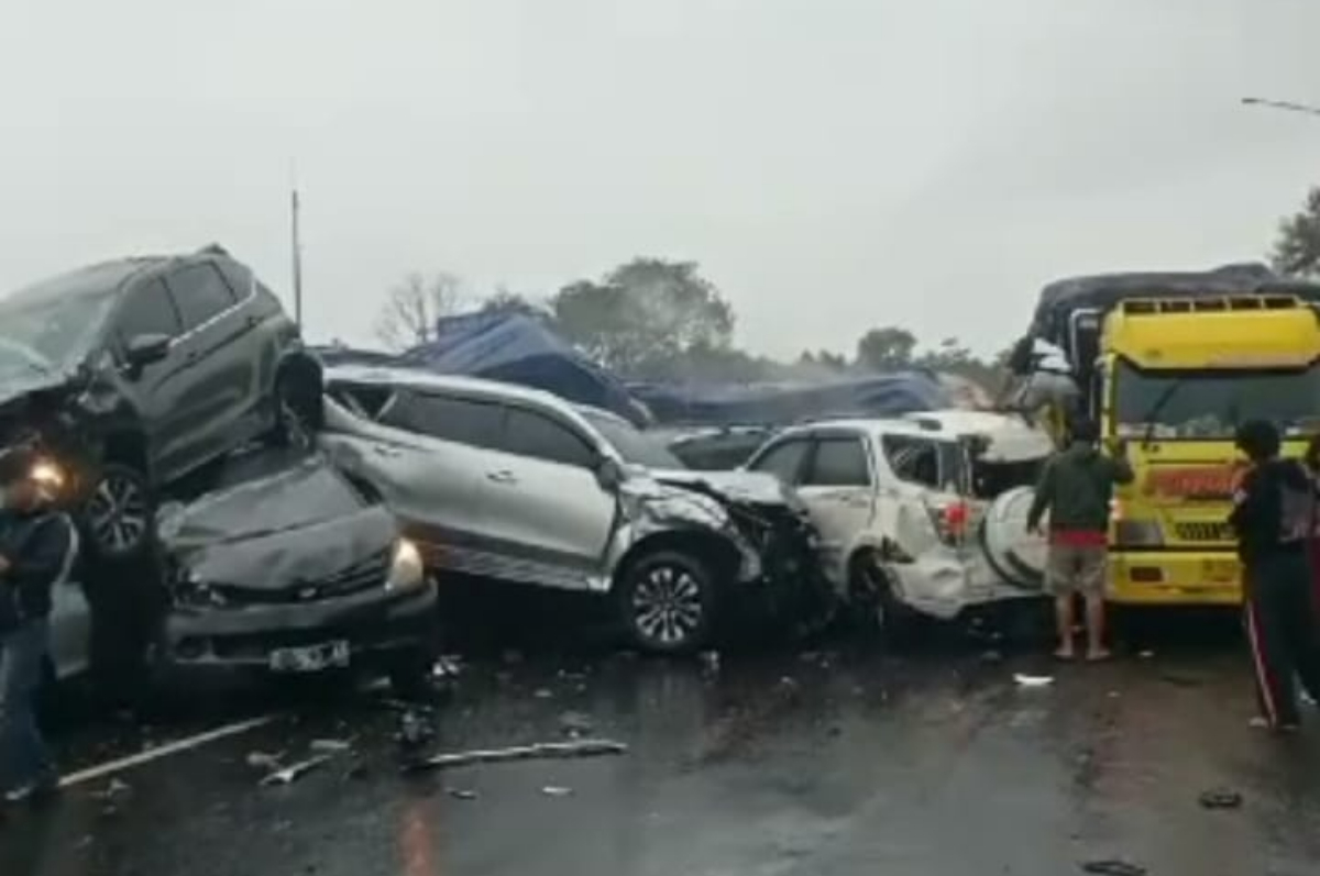 Tabrakan beruntun di Tol Cipularang diduga melibatkan 17 kendaraan.