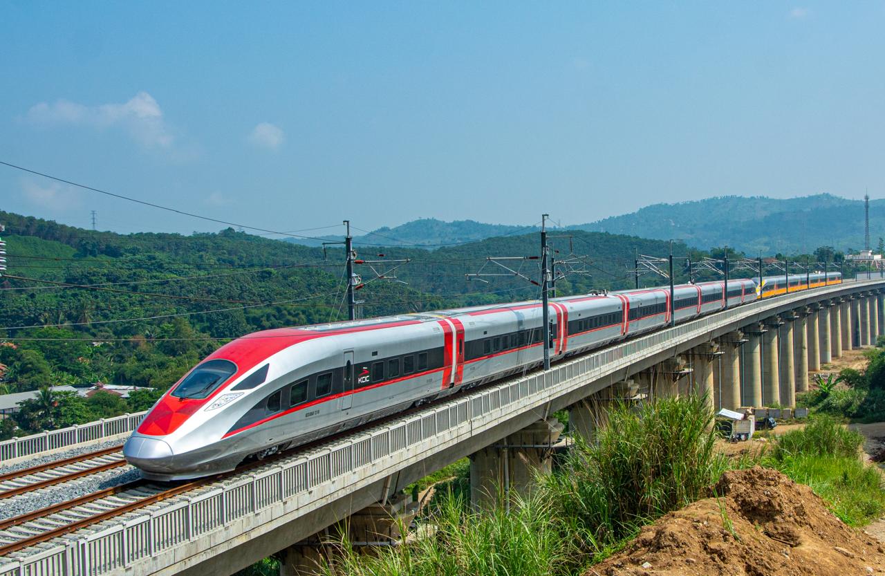Perjalanan Kereta Cepat Whoosh, sempat terganggu akibat cuaca buruk.