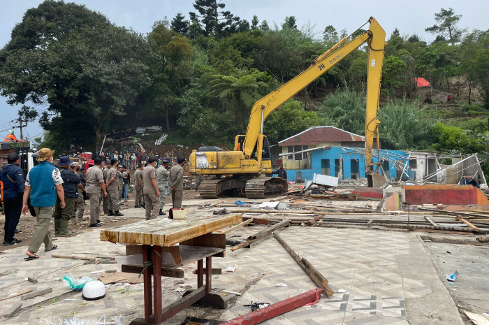 Pembongkaran bangunan di kawasan Puncak pada Senin (11/11/2024).
