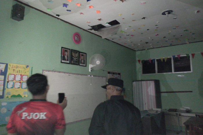 Salah satu bangunan sekolah di Dramaga Bogor yang rusak diterjang bencana hidrometeorologi berupa angin kencang.