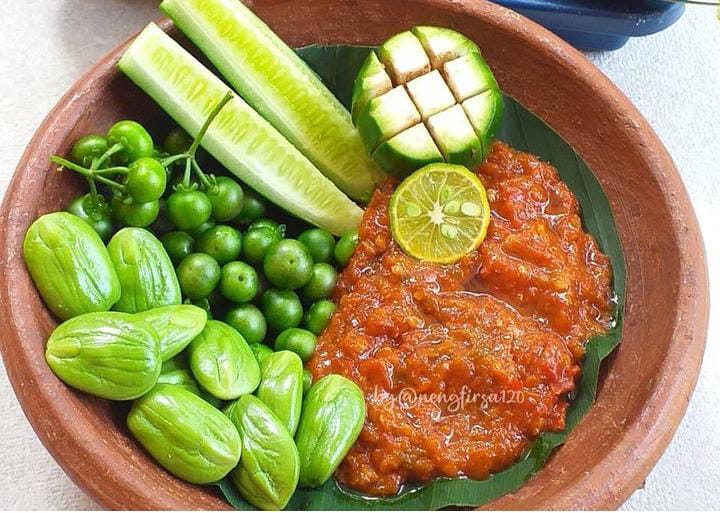 Sambal terasi khas Sunda lengkap dengan lalapannya.