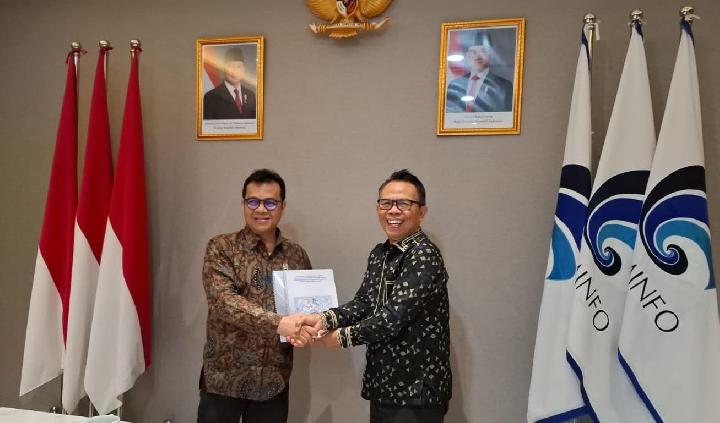 Ketua KTP2JB Dr Suprapto Sastro Atmojo (kanan) menyerahkan Panduan Pelaksanaan Fungsi Pengawasan Pemenuhan Kewajiban Perusahaan Platform Digital untuk Jurnalisme berkualitas pada Wakil Menteri Komdigi