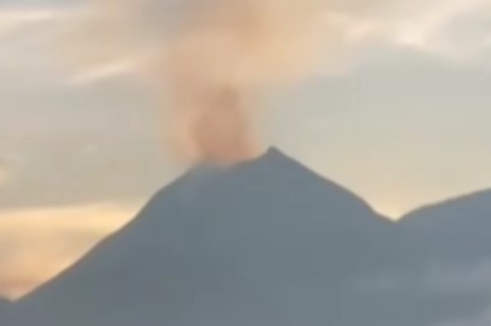 Gunung Lewotobi Laki-Laki erupsi lagi
