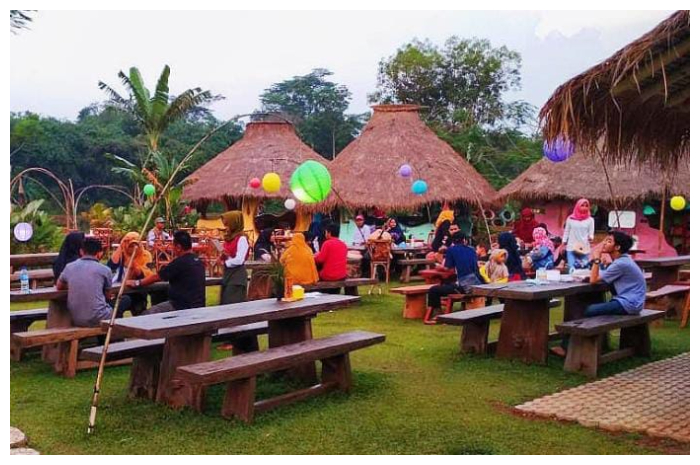 Hobit Hill Eco Village & Resto Resto yang berda di Perumahan Harvest City, Jl. Boulevard No. 88 Harvest City, Kecamatan CIleungsi, Kabupaten Bogor.