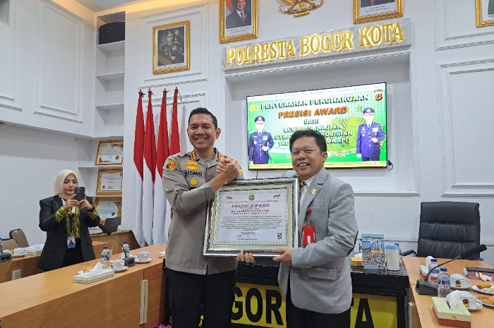 Pemberian penghargaan Presisi Award kepada Kapolresta Bogor Kota, Kombes Pol Bismo Teguh Prakoso dari Lemkapi.