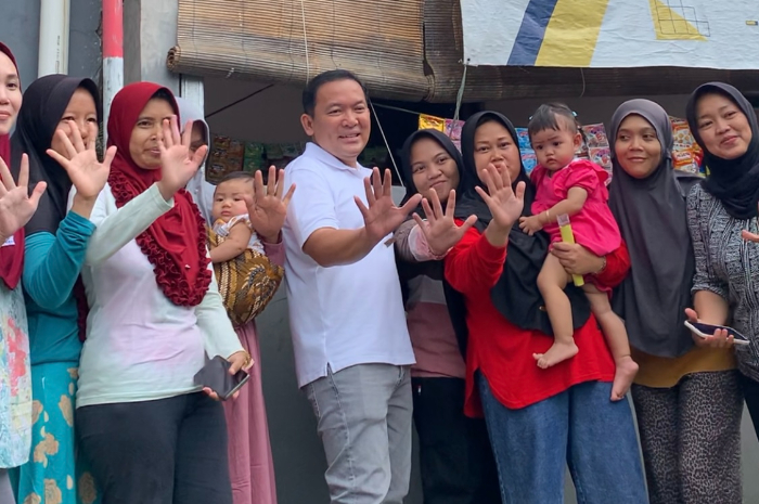 Calon Wali Kota Bogor Dokter Rayendra foto bersama warga saat Ngariung Sehat di Pamoyanan Bogor.