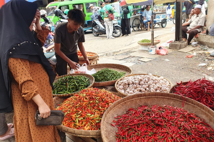 Pedagang sembako di Kota Bogor. Sejumlah harga sembako mengalami kenaikan.