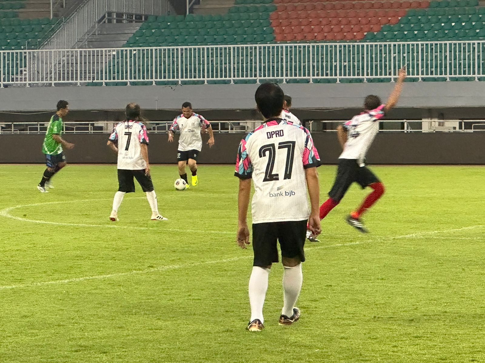 Anggota DPRD Kabupaten Bogor, menggelar pertandingan sepakbola antar sesama anggota dewan di Stadion Pakansari, Kecamatan Cibinong, Selasa (12/11/2024) sore.