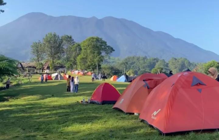 Gayatri Camp Puncak, yang berada di Jalan Citeko Panjang, RT.03/RW.09, Desa Citeko, Kecamatan Cisarua, Kabupaten Bogor, Jawa Barat.