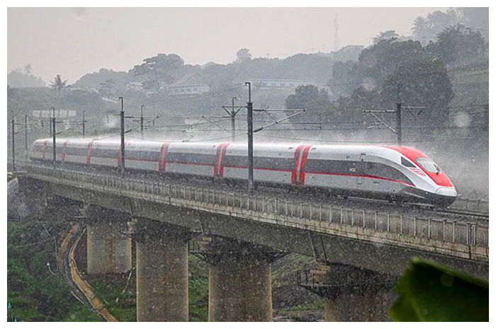 Perjalanan Kereta Cepat Whoosh, tidak targanggu meski memasuki musim hujan.