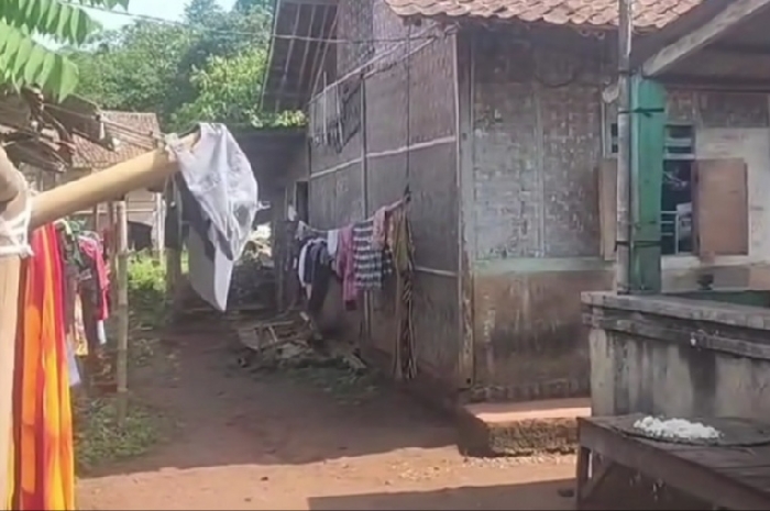 Kondisi tempat tinggal sopir truk kontainer di Desa Seuat Jaya, Kecamatan Petir, Kabupaten Serang, Banten yang  terlibat kecelakaan di Tol Cipularang KM 92.