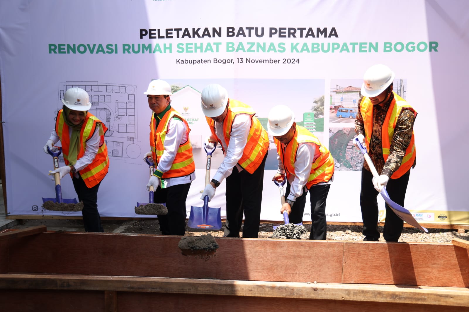 peletakan batu pertama pembangunan Rumah Sehat Baznas Kabupaten Bogor di Sukaraja, Jalan Raya Bogor Jakarta, Rabu (13/11/2024).