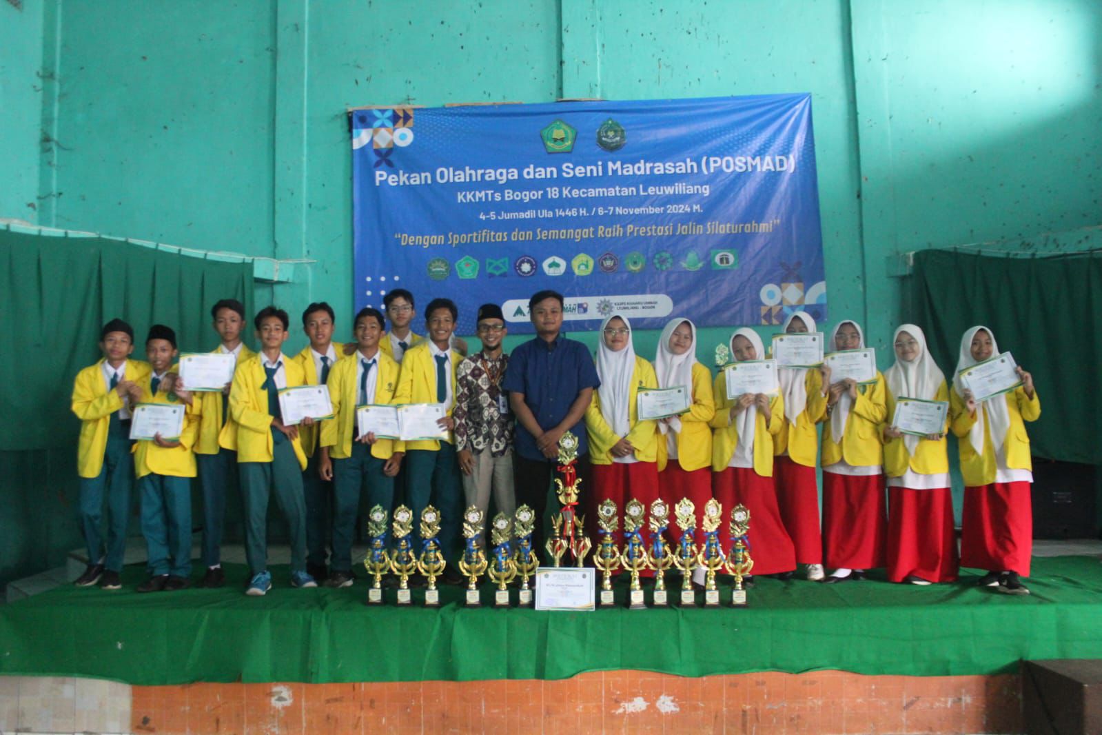 Sejumlah siswa dan siswi MTS Mua&rsquo;llimin Muhammadiyah yang berhasil torehkan 12 medali diajang Posmad 2024.