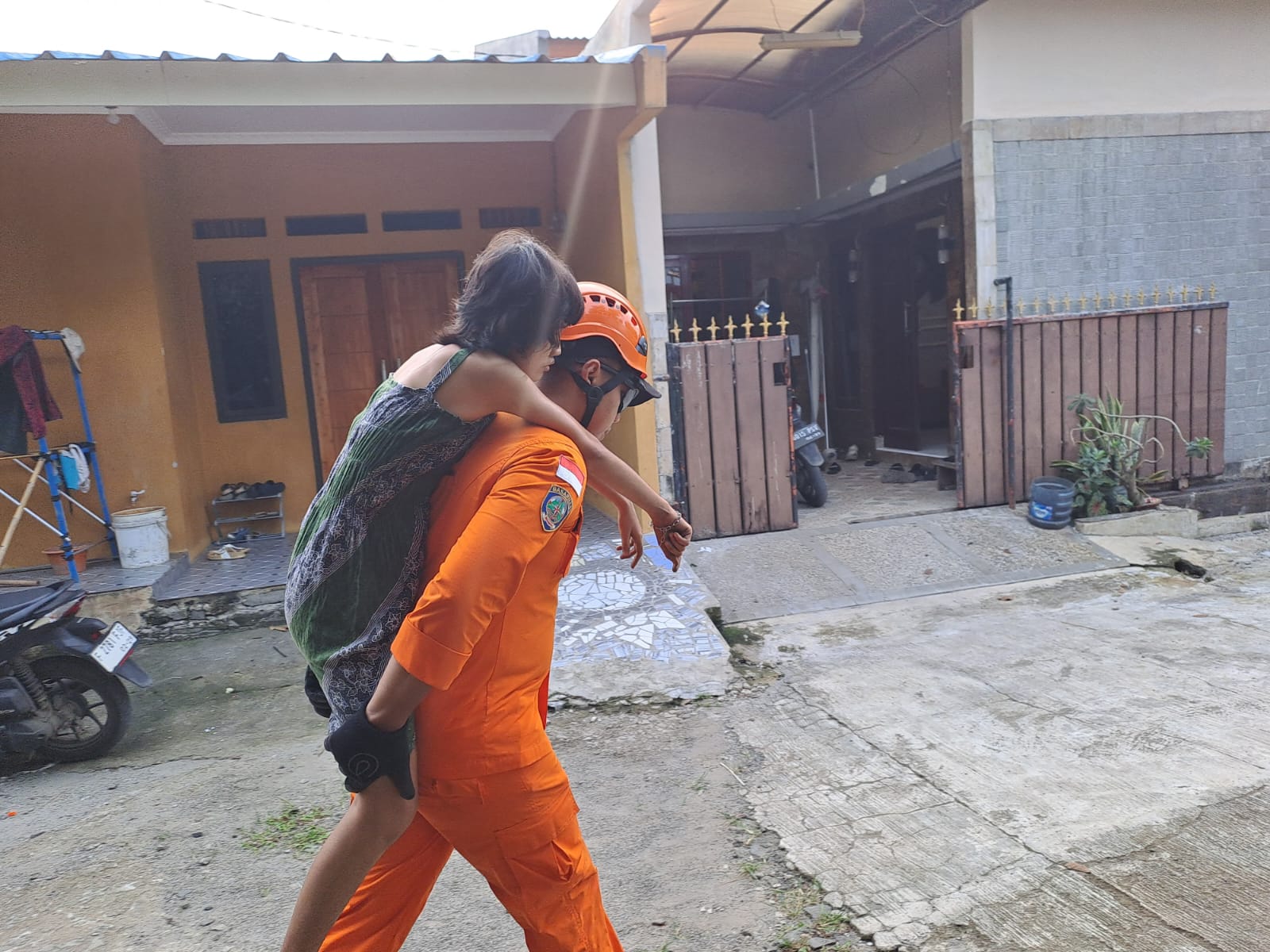 Petugas saat mengevakuasi PD, perempuan pemanjat tower sutet di Bojonggede Bogor.