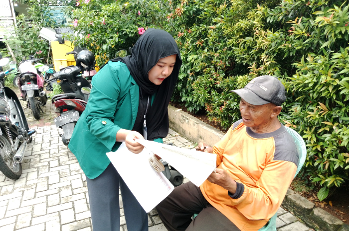 Tim survei Radar Bogor dari UIKA Bogor saat sosialisasi Pilkada serentak 2024 kepada responden.