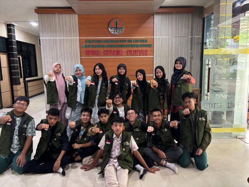 Sejumlah siswa SMA Bina Insani Bogor yang mengikuti program pendidikan Green Youth Movement yang diinisiatori langsung oleh Kementerian Lingkungan Hidup dan Kehutanan (KLHK).