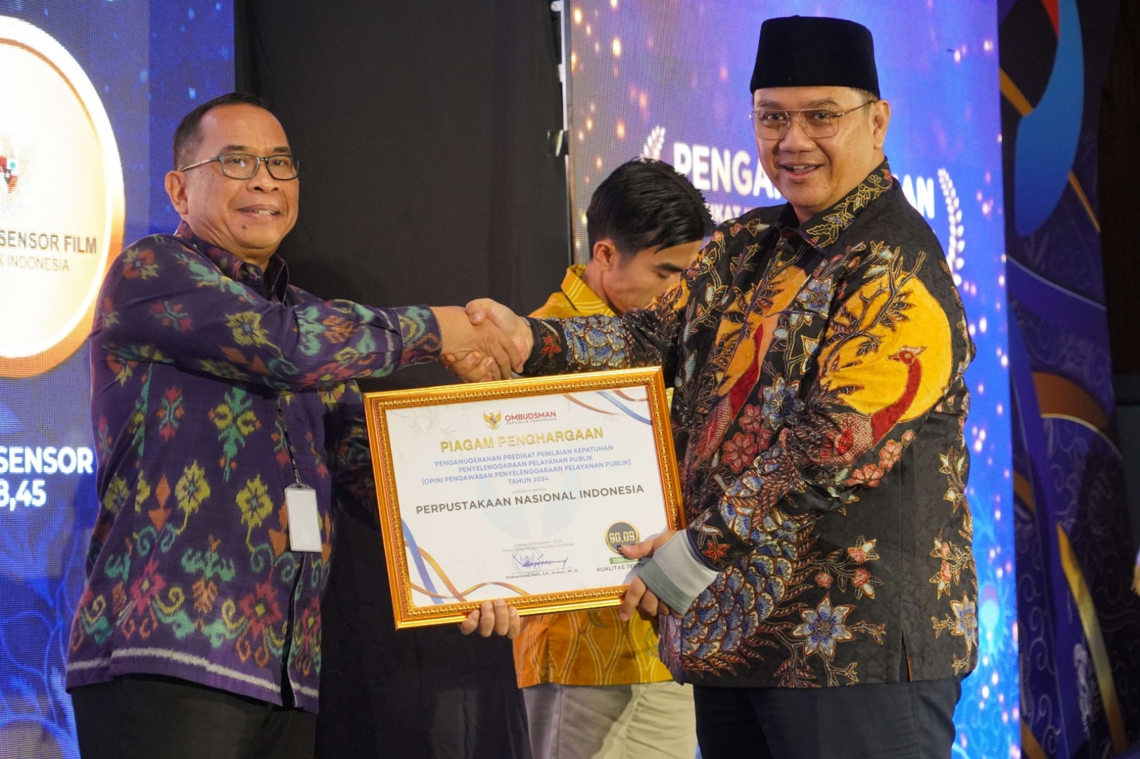 Perpusnas RI menerima penghargaan yang diberikan Ombudsman RI.
