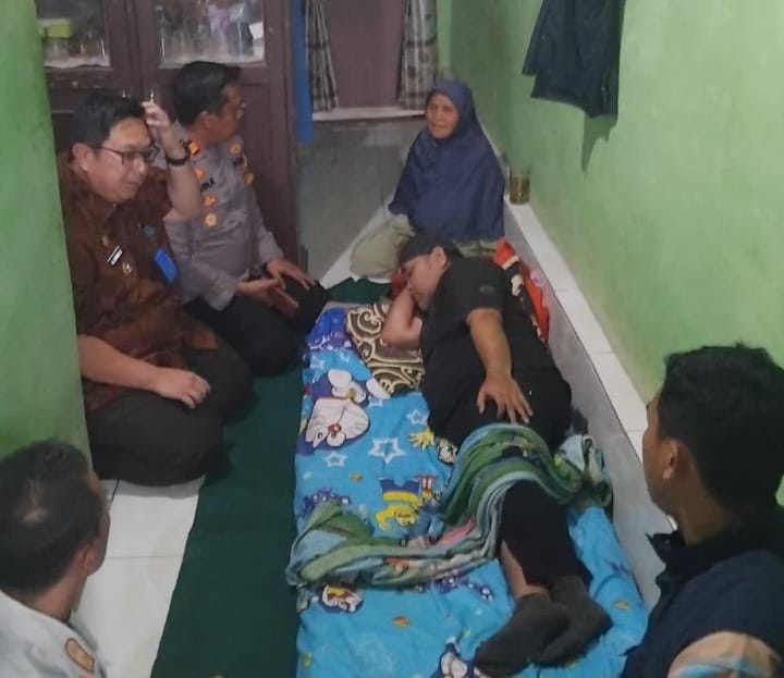 Muspika Cigombong saat melihat kondisi korban penyerangan gangster All Star Bogor