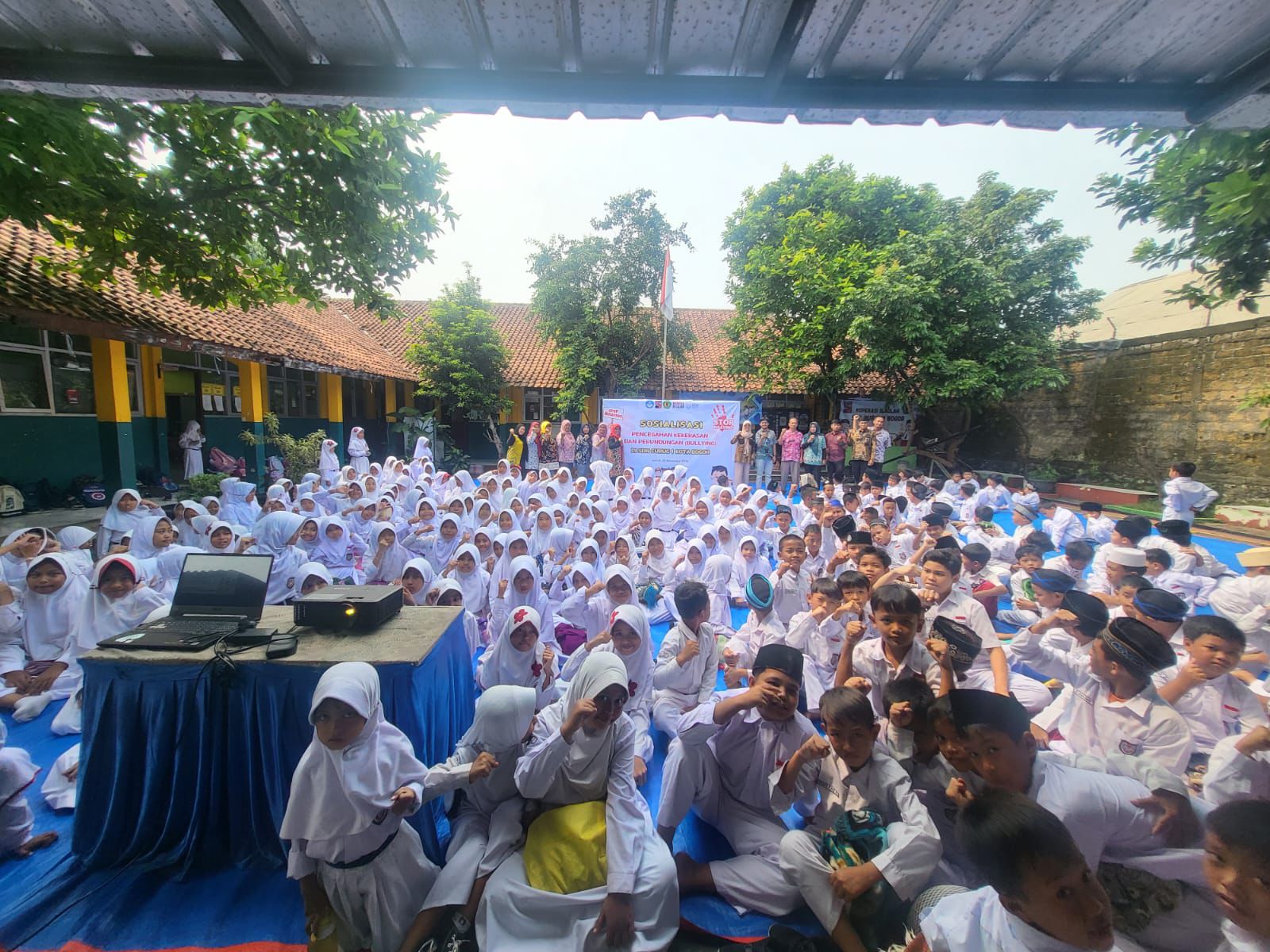 Ratusan siswan SDN Curug 1 Bogor, saat mengikuti sosialisasi soal bullying.