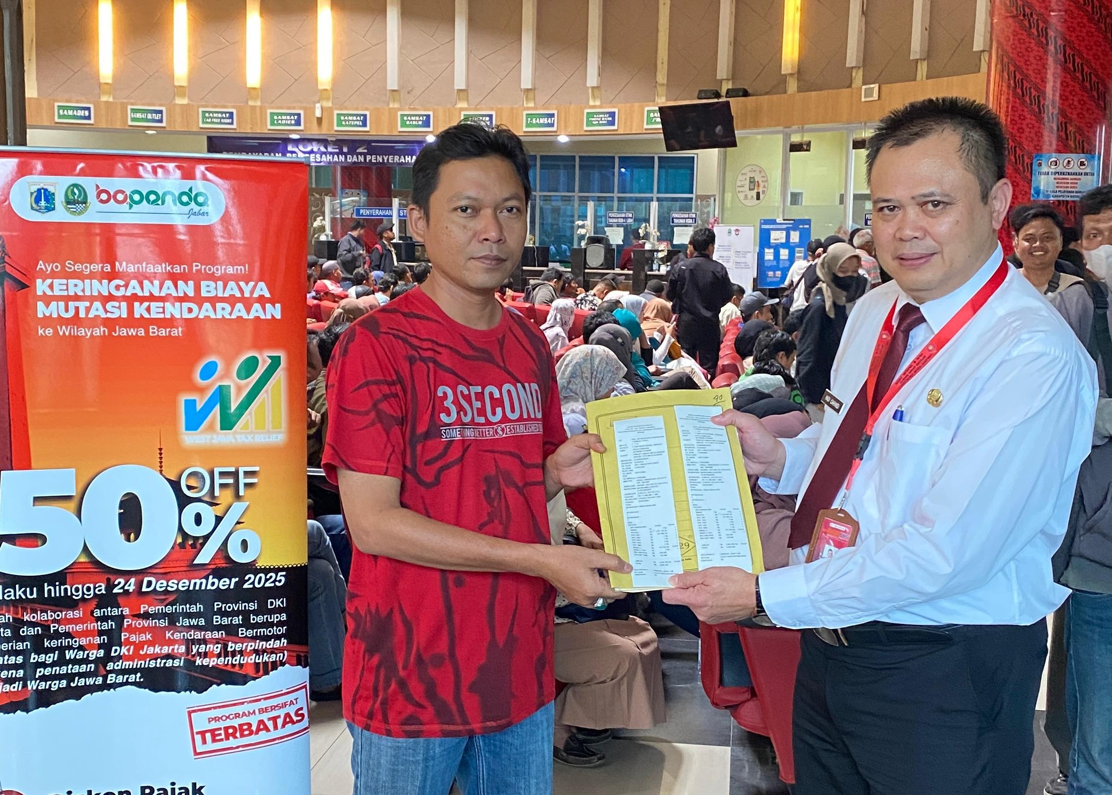 Warga Bogor memanfaatkan tax relief saat mutasi kendaraan di kantor Samsat Bogor.