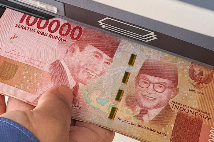 Ilustrasi penarikan uang bansos.
