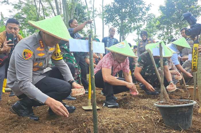 Kapolresta Bogor Kota, Kombes Pol Bismo Teguh Prakoso saat menanam jagung di&nbsp;Rancamaya, Kecamatan Bogor Selatan Jumat (15/11/2024).