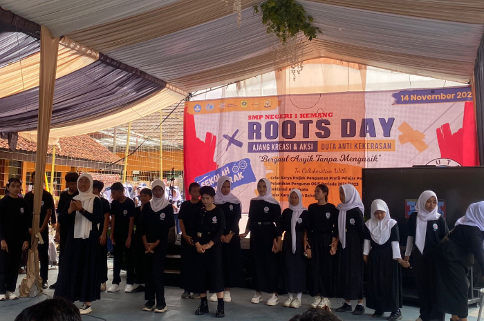 Keseruan saat berlangsung kegiatan Roots Day di SMPN 1 Kemang Bogor.