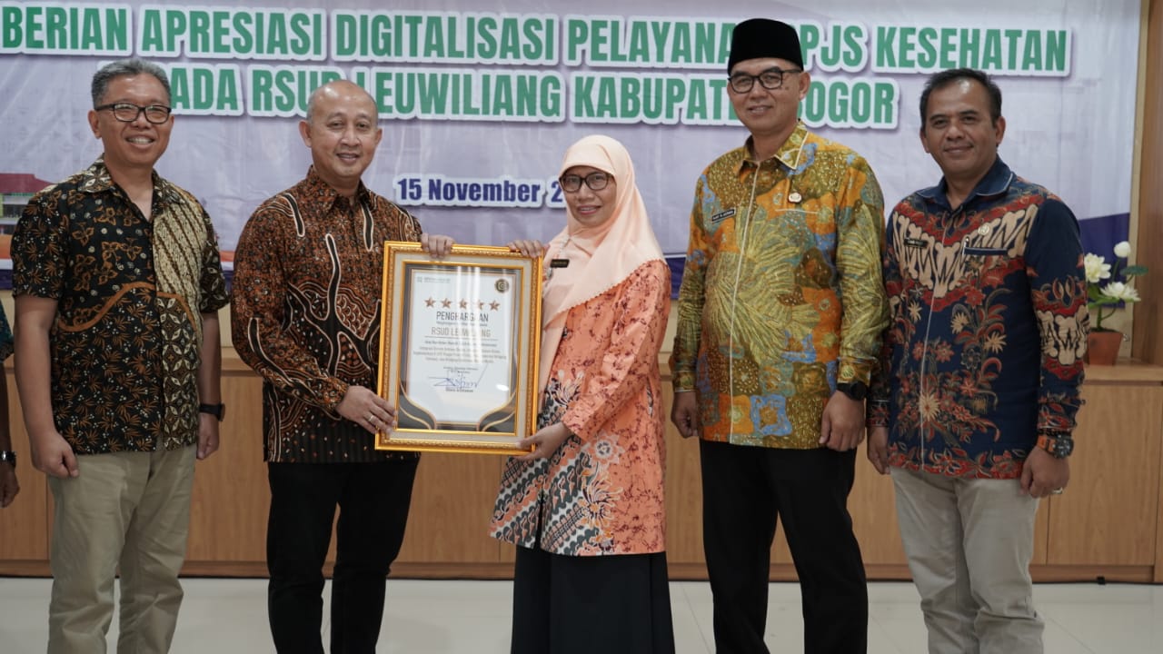 Edwin Aristiawan, Direktur Teknologi Informasi BPJS Kesehatan, memberikan penghargaan Bintang 5 kepada RSUD Leuwiliang yang ditermia Direktur RSUD dr. Vitrie Winastri.
