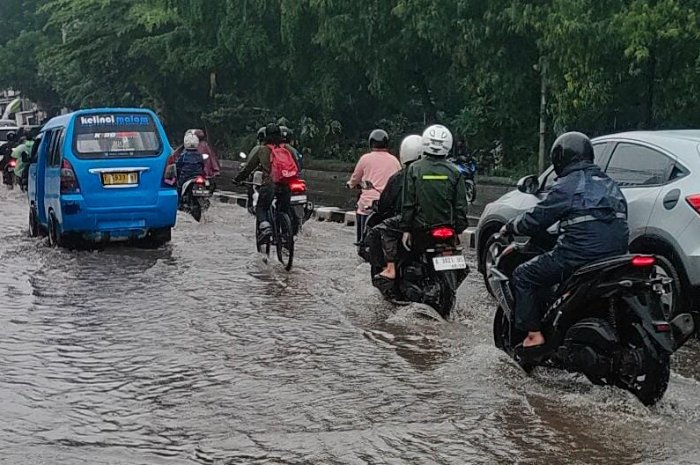 Banjir menggenang Jalan Raya Parung, Kabupaten Bogor, Sabtu (16/11/2024).