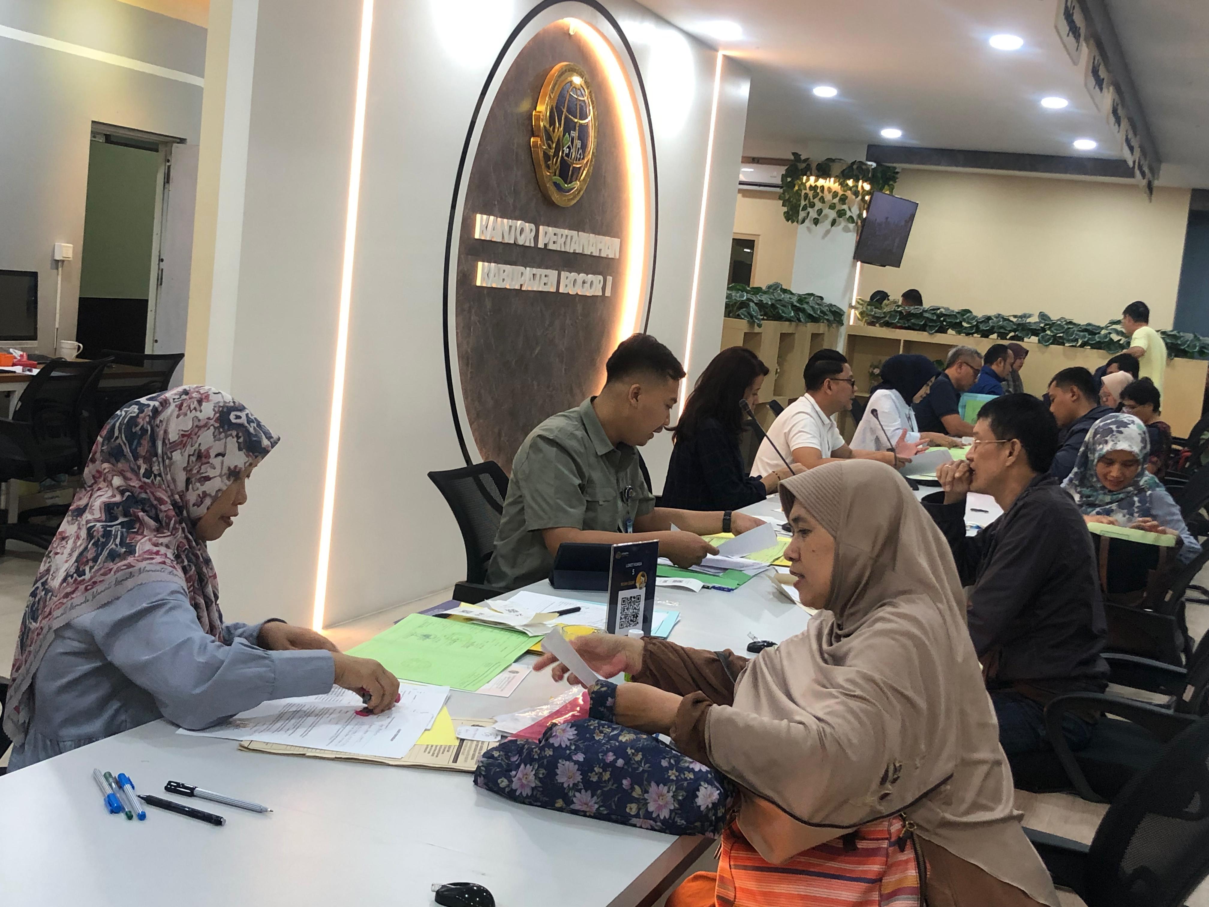 Sejumlah masyarakat yang tengah memanfaatkan program Pelataran untuk mengurus berkas pertanahan di Kantor BPN Kabupaten Bogor 1.