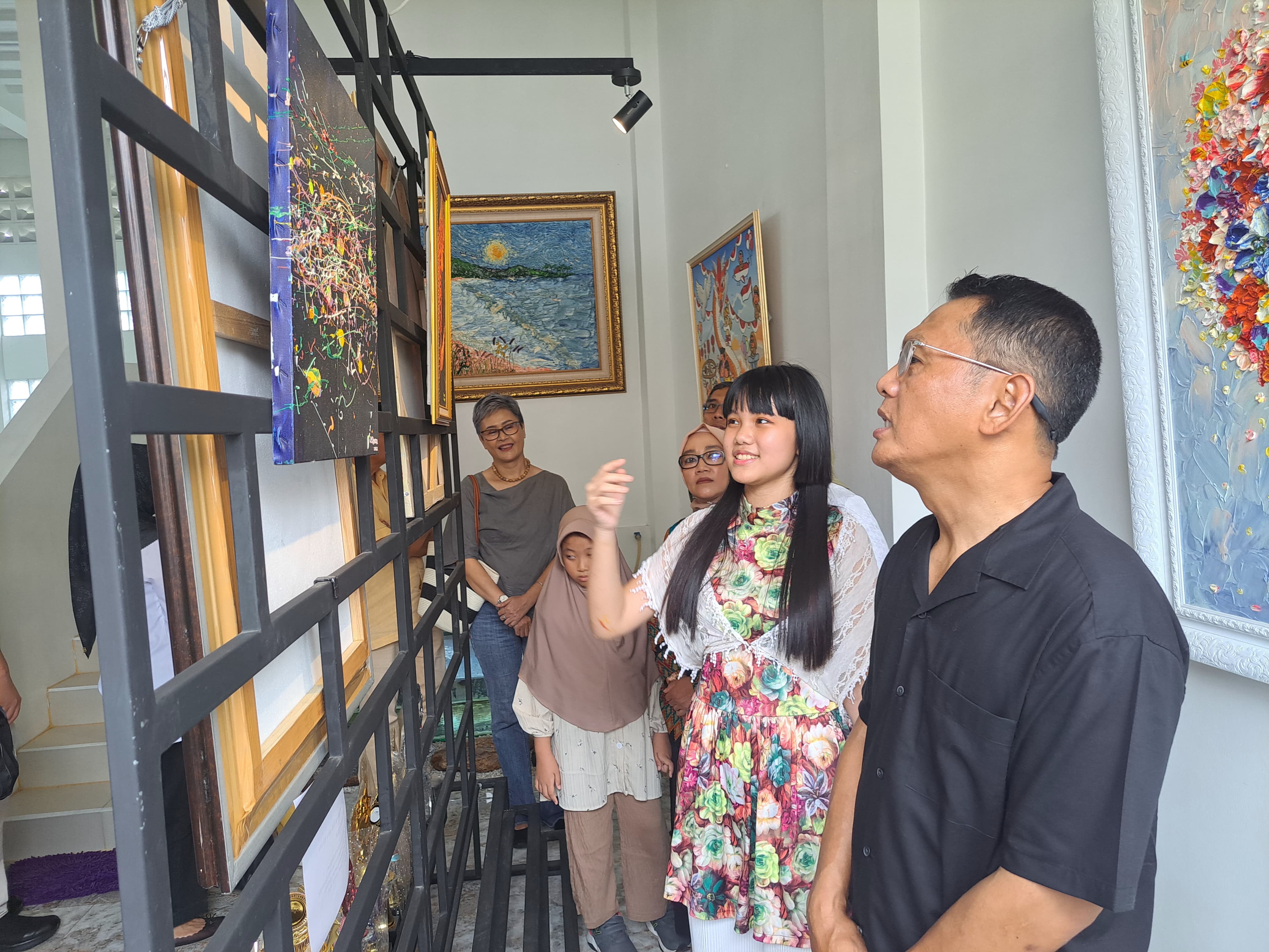 Peresmian galeri pribadi milik Jennifer Sharon (13) pelukis muda asal Kota Bogorr yang bernama Sharon Art Gallery pada Sabtu (16/11/2024).