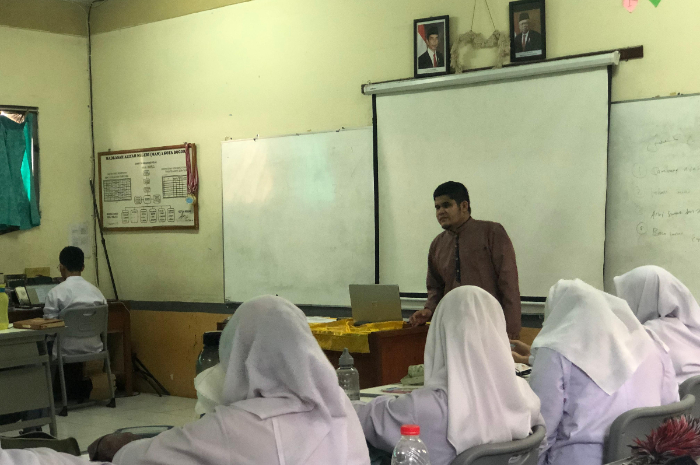 Gugum saat memberikan materi pembelajaran kepada para siswa.