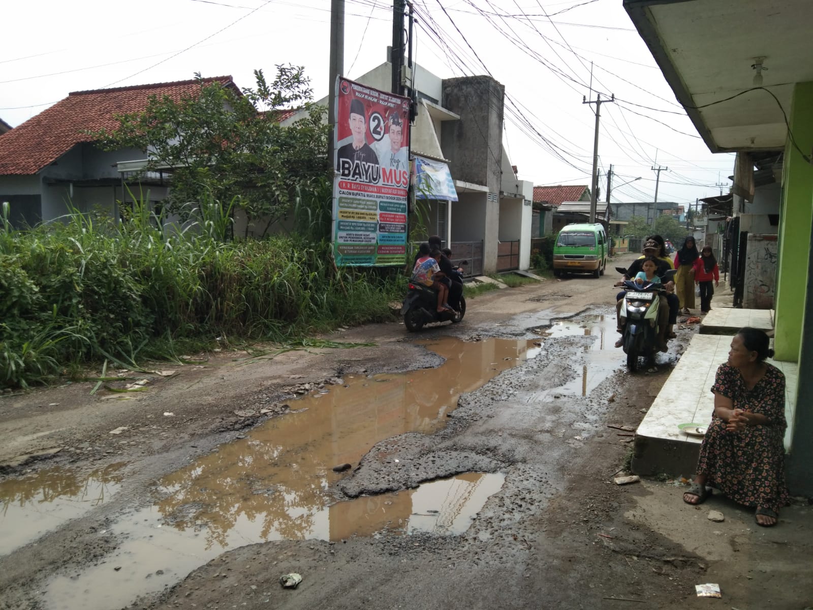 Kondisi jalan di Desa Cikarawang, Kecamatan Dramaga, Kabupaten Bogor yang rusak.