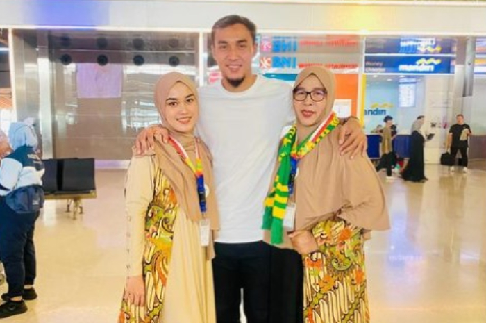 Gunawan Dwi Cahyo berfoto dengan adik dan ibunya