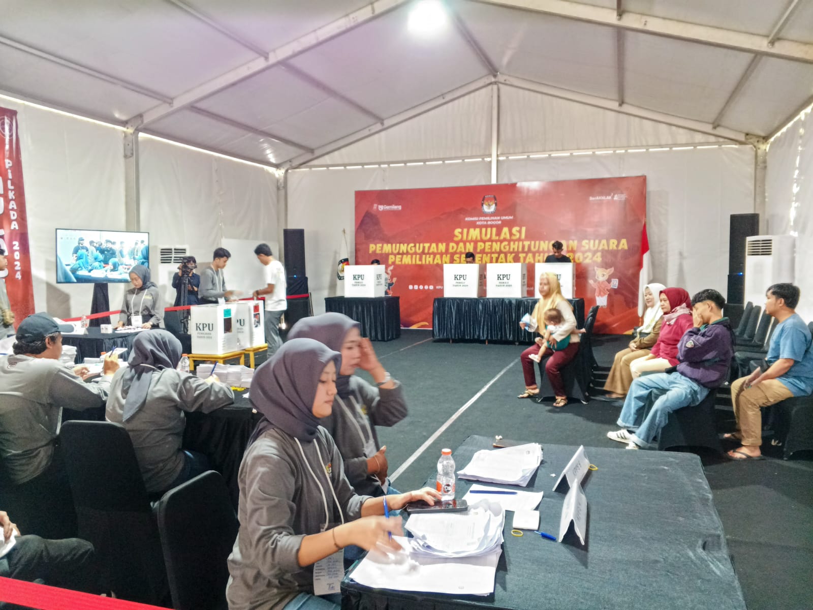 KPU Kota Bogor menggelar Simulasi Pemungutan dan Perhitungan Suara. Simulasi ini melibatkan ratusan warga Kelurahan Kertamaya di GOR Bogor Selatan pada Minggu (17/11/2024).