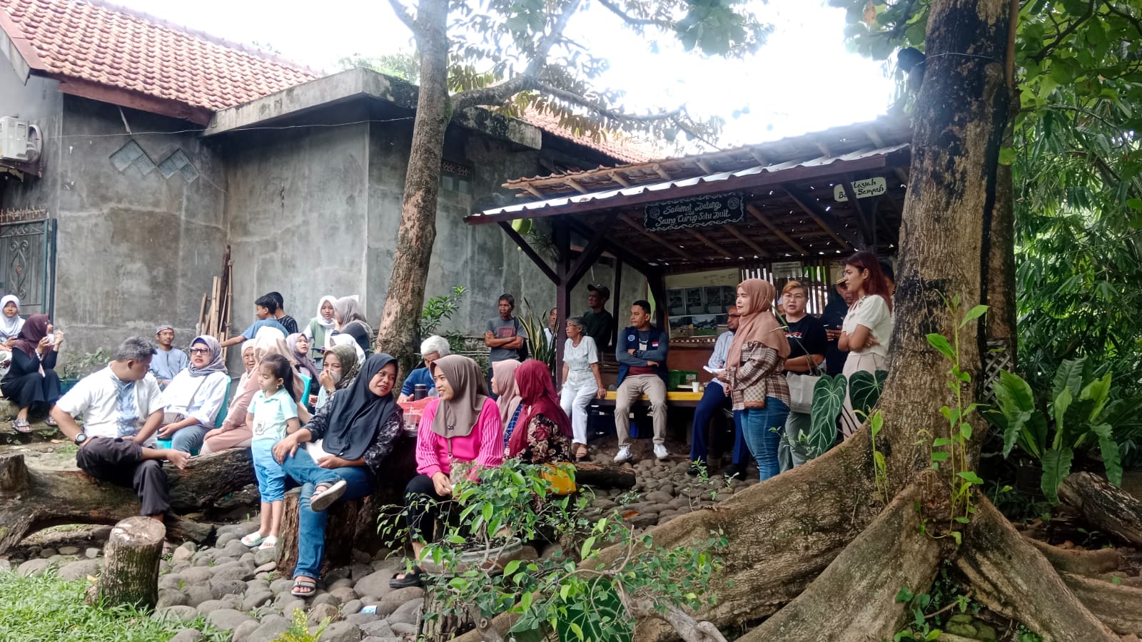Syukuran yang digelar warga RT 01 Kedung Badak Tanah Sareal usai menang Bogorku Bersih Kategori Pemukiman Tepi Sungai.