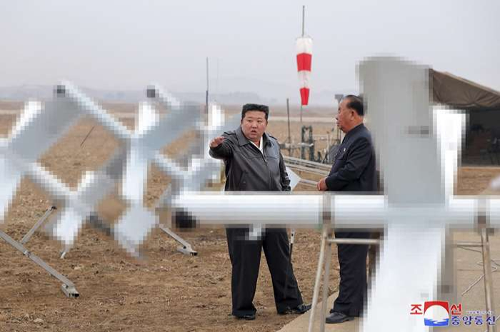 Kim Jong Un menghadiri kegiatan uji coba drone serang pada kamis, 14/11/2024.