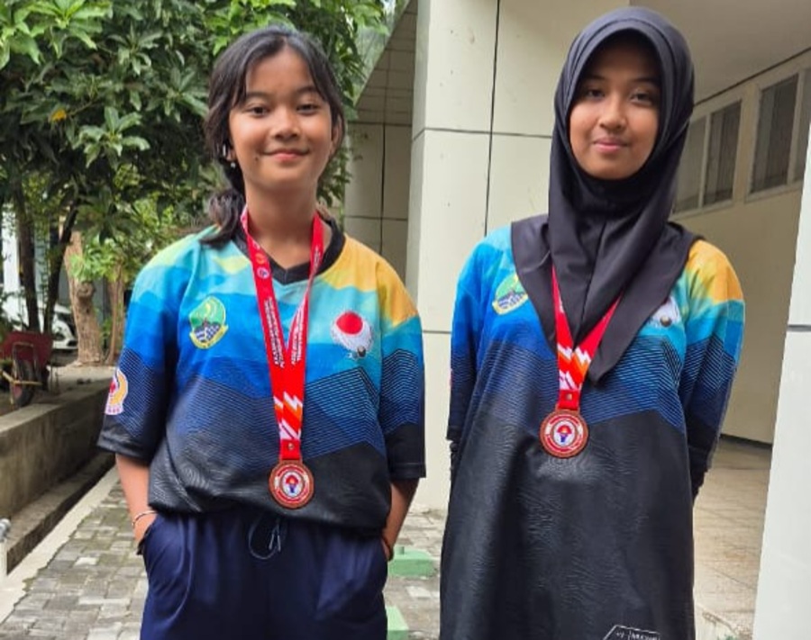 Ezela Okta Wijaya (kiri) atlet petanque Kota Bogor meraih medali perunggu pada Kejurnas Junior Petanque di Surabaya, Jawa Timur. (IST)