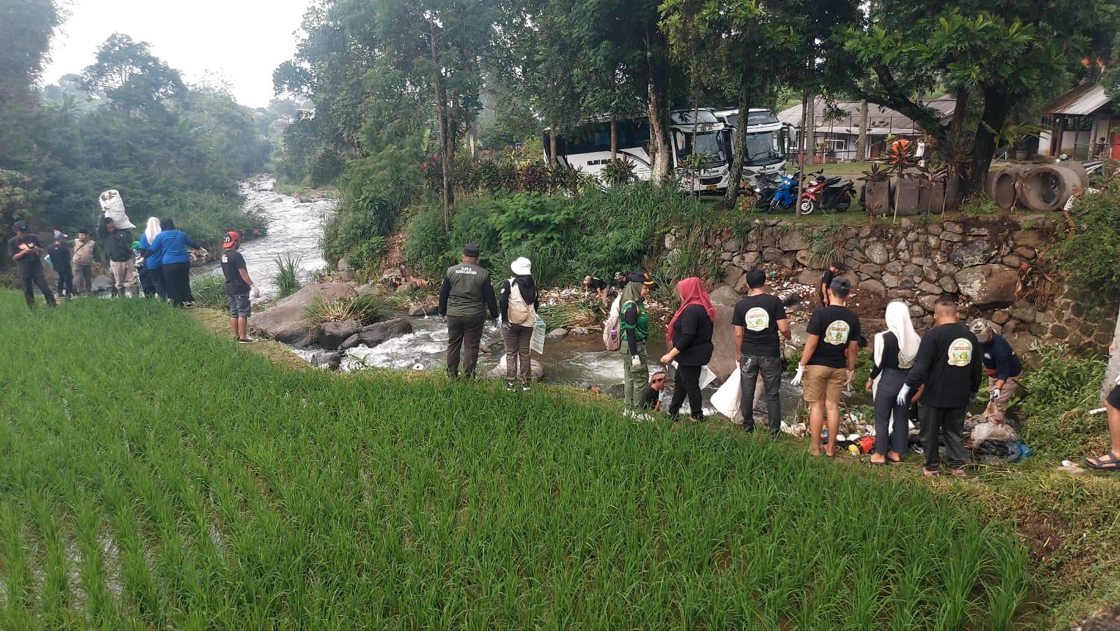 Pemerintah Desa Batulayang, Cisarua Bogor bersama sejumlah komunitas dan pegiat lingkungan mengadakan aksi Gerakan Budaya Raksa (Gebrak) Ciliwung 2024.