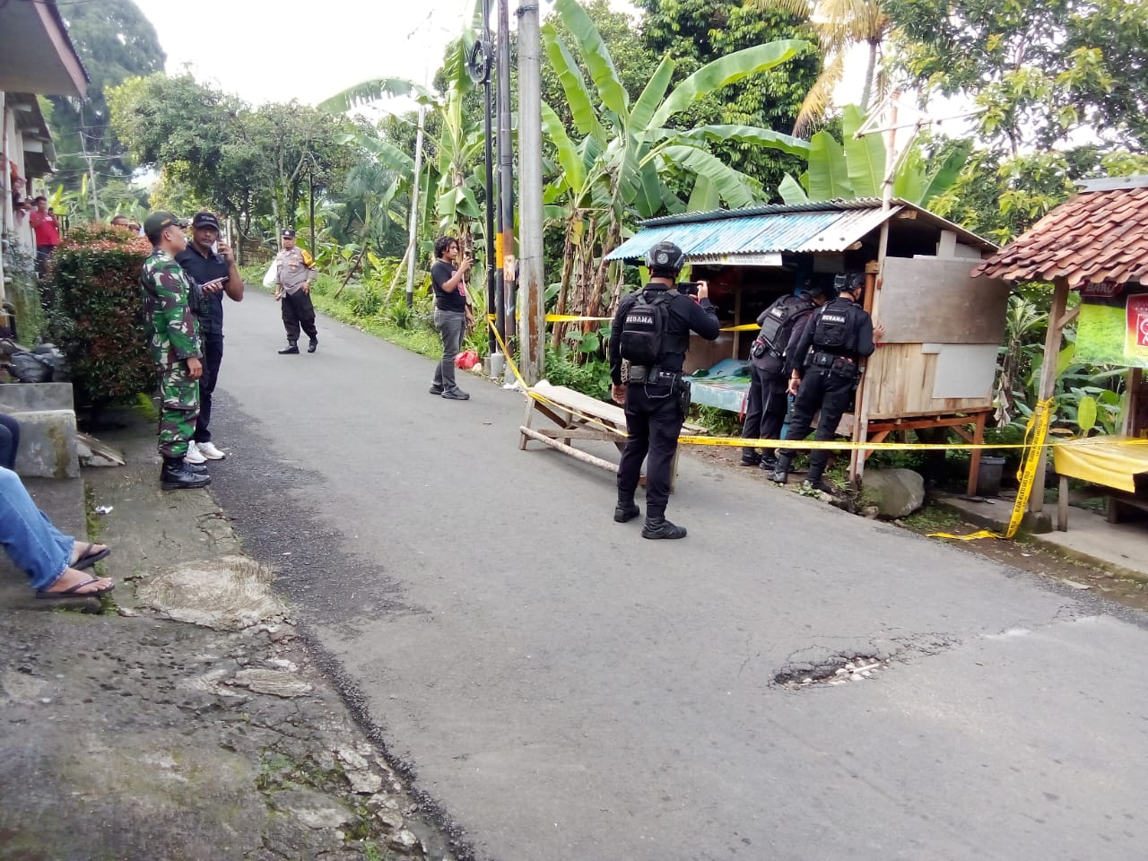 Pasukan Gegana Brimob Kelapa Dua Depok pun sampai datang ke Tamansari Bogor untuk melakukan penjinakan granat tersebut.
