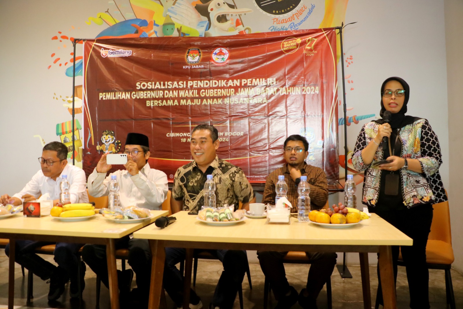 Ketua KPU Jawa Barat, Ummi Wahyuni (kanan) saat sosialisasi pemilihan Gubernur, Cibinong, Kabupaten Bogor, Jawa Barat. Senin (18/11/2024).