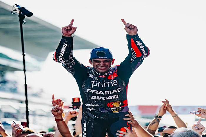Jorge Martin saat merayakan juara yang diraihnya.
