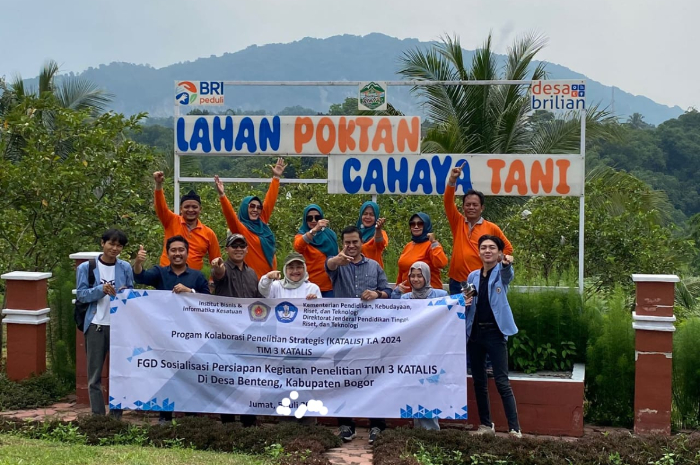 Mahasiswa dan dosen IBIK saat mengunjungi Desa Wisata Benteng di Ciampea, Kabupaten Bogor.