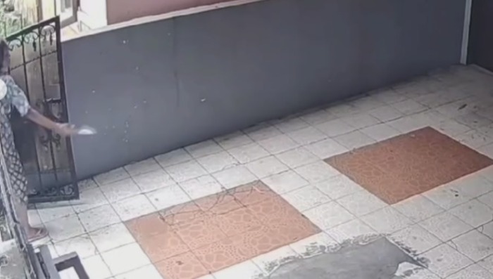 Seorang wanita belum diketahui identitasnya viral karena melemparkan kertas berisi pesan di Depok.
